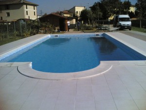 Piscina con trattamento a raggi UV