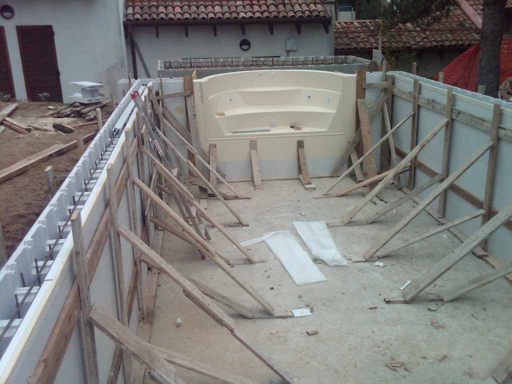 Piscina In blocchi di polistirolo Con sostegni in legno