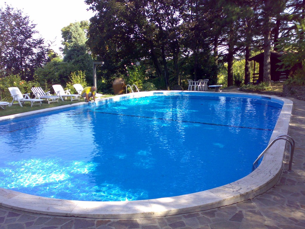 Piscina interrata con mosaico vetroso