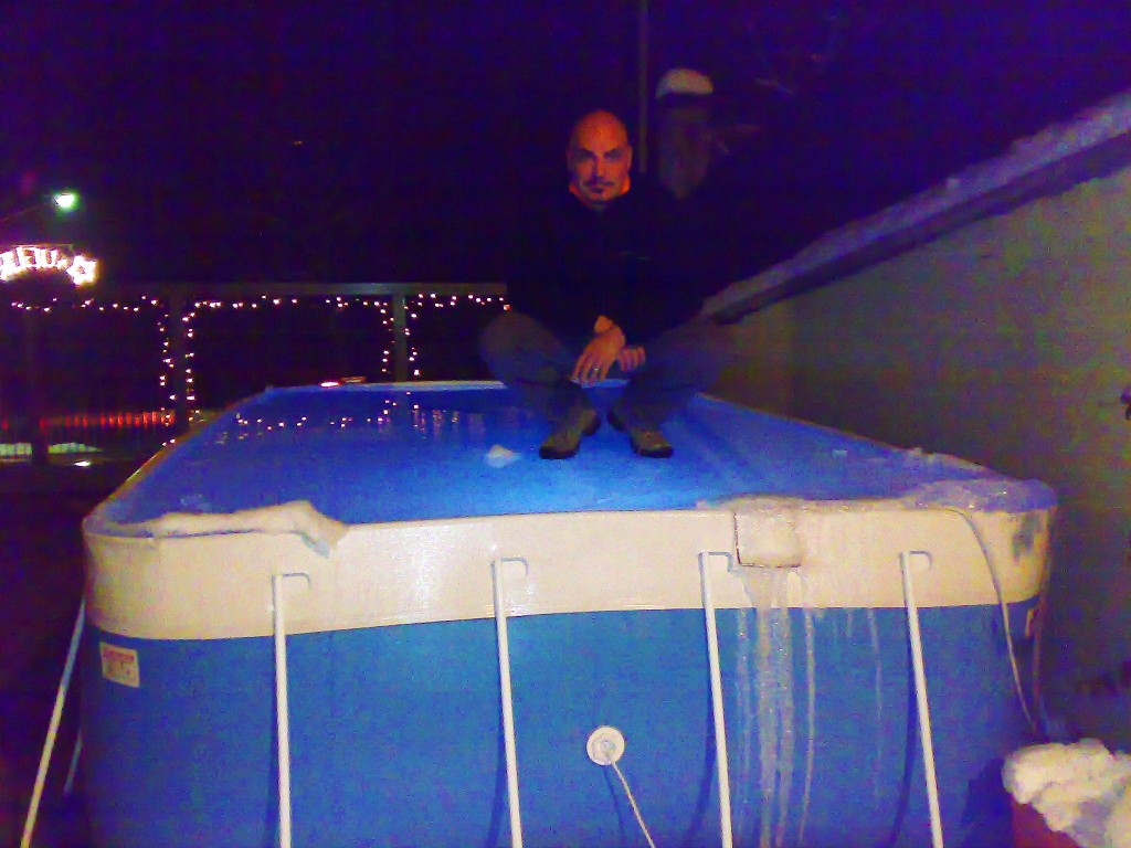 la piscina durante l'inverno, gela...