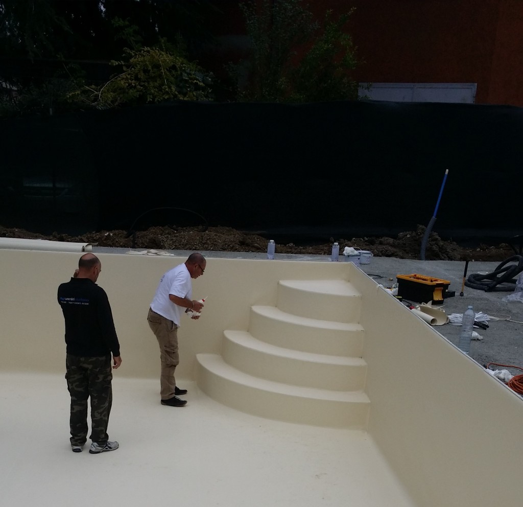 PVC liquido su scala interna a piscina