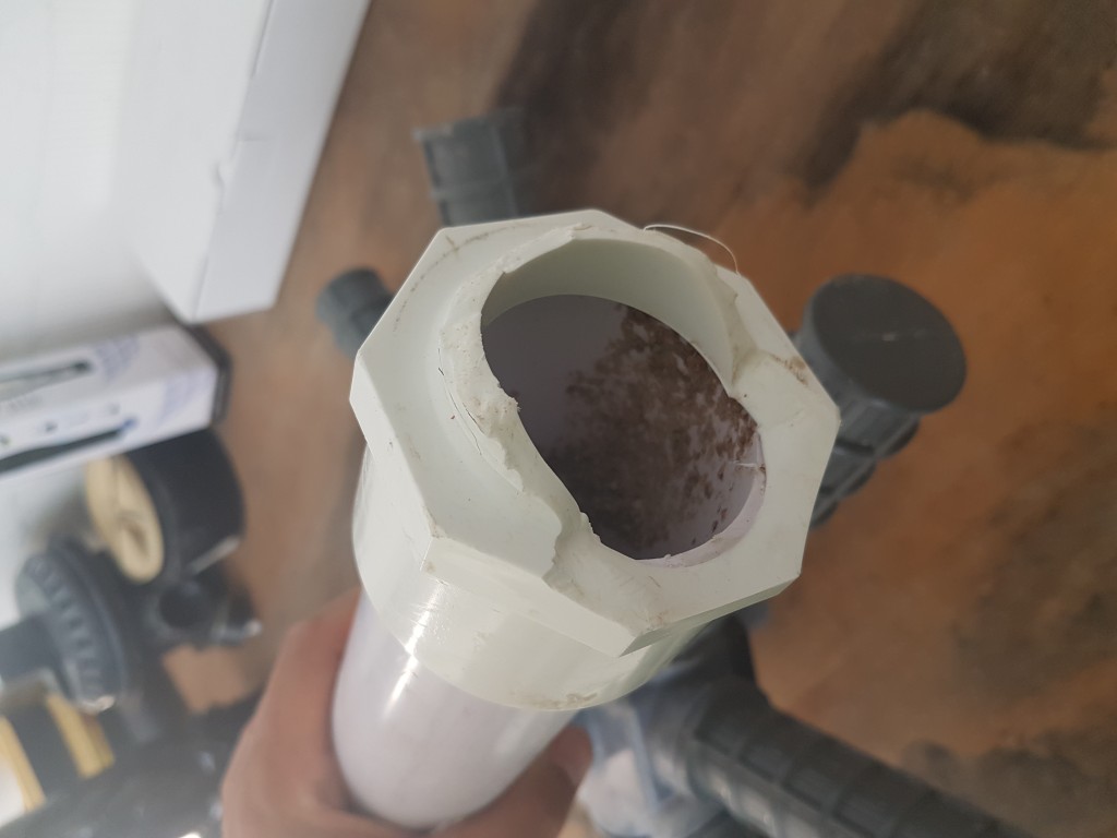 Particolare filtro a sabbia rotto