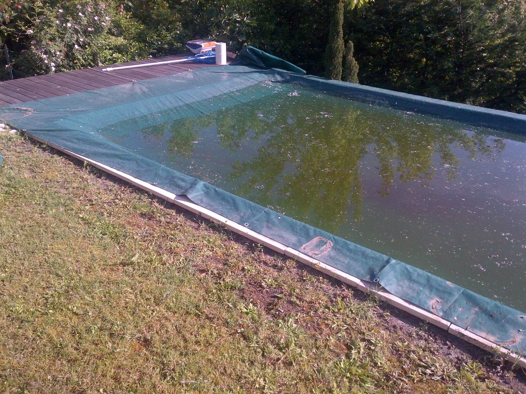 Piscina coperta con telo invernale