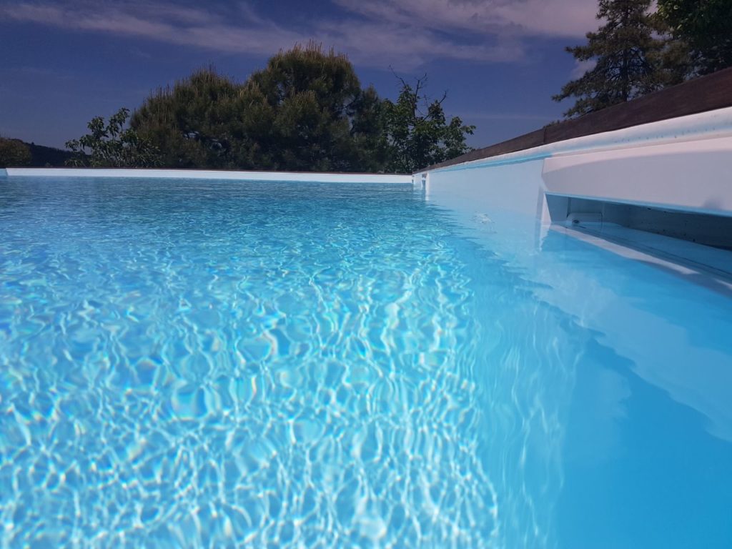 Acqua piscina limpida